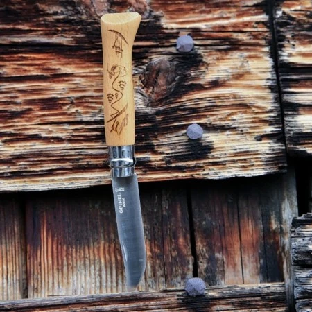 Нож Opinel №8 Alpine adventures, нержавеющая сталь, рукоять бук, гравировка лыжи